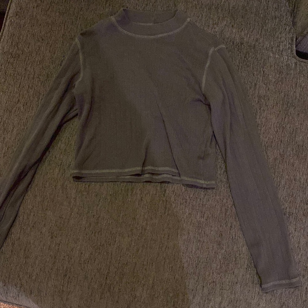 2 American Eagle long sleeve crop tops, one white, one black. Medium runs small.